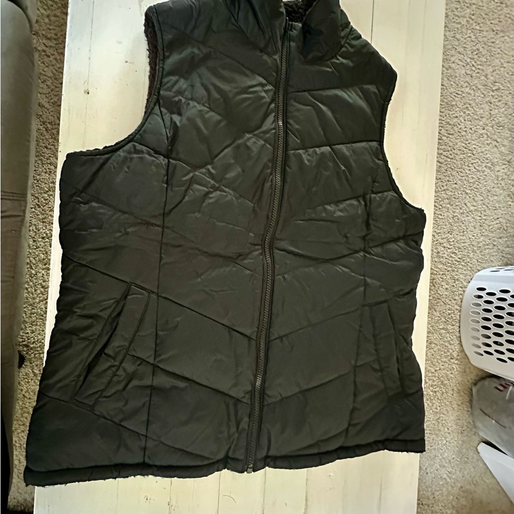 Time and True Women's Black Quilted Vest